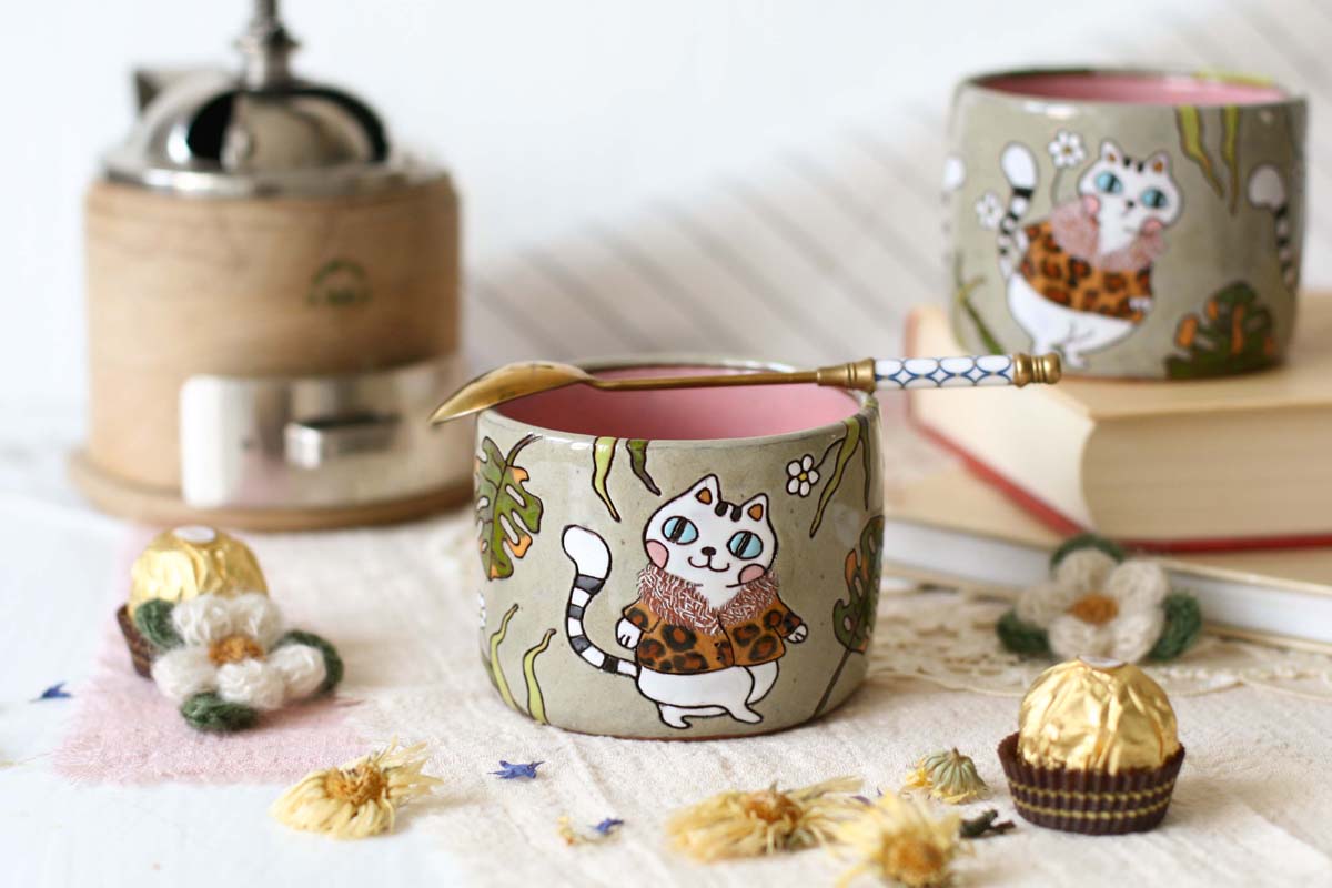 Tumbler Cup with Lady Kitty in Leopard Coat - Image 2