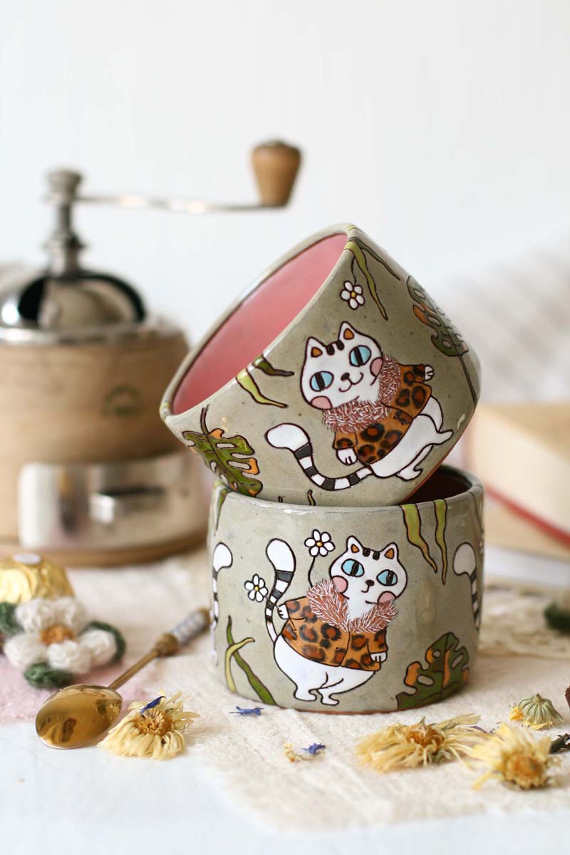 Tumbler Cup with Lady Kitty in Leopard Coat - Image 5