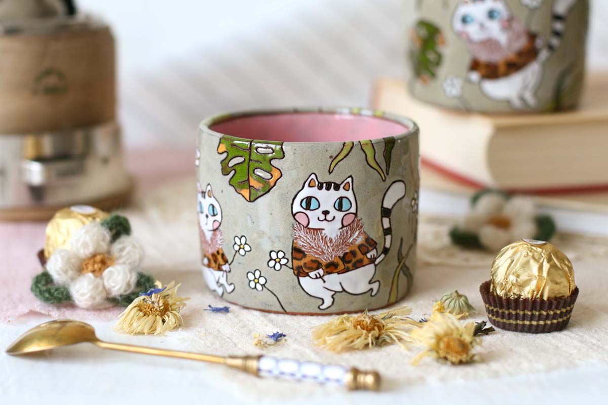 Tumbler Cup with Lady Kitty in Leopard Coat - Image 6