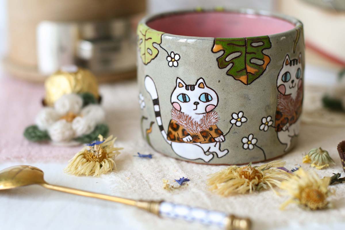 Tumbler Cup with Lady Kitty in Leopard Coat - Image 7