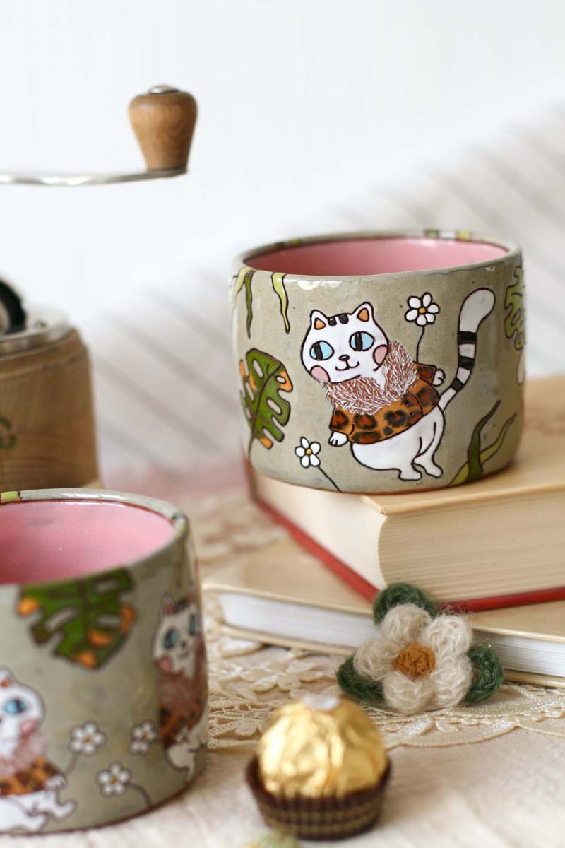Tumbler Cup with Lady Kitty in Leopard Coat - Image 8