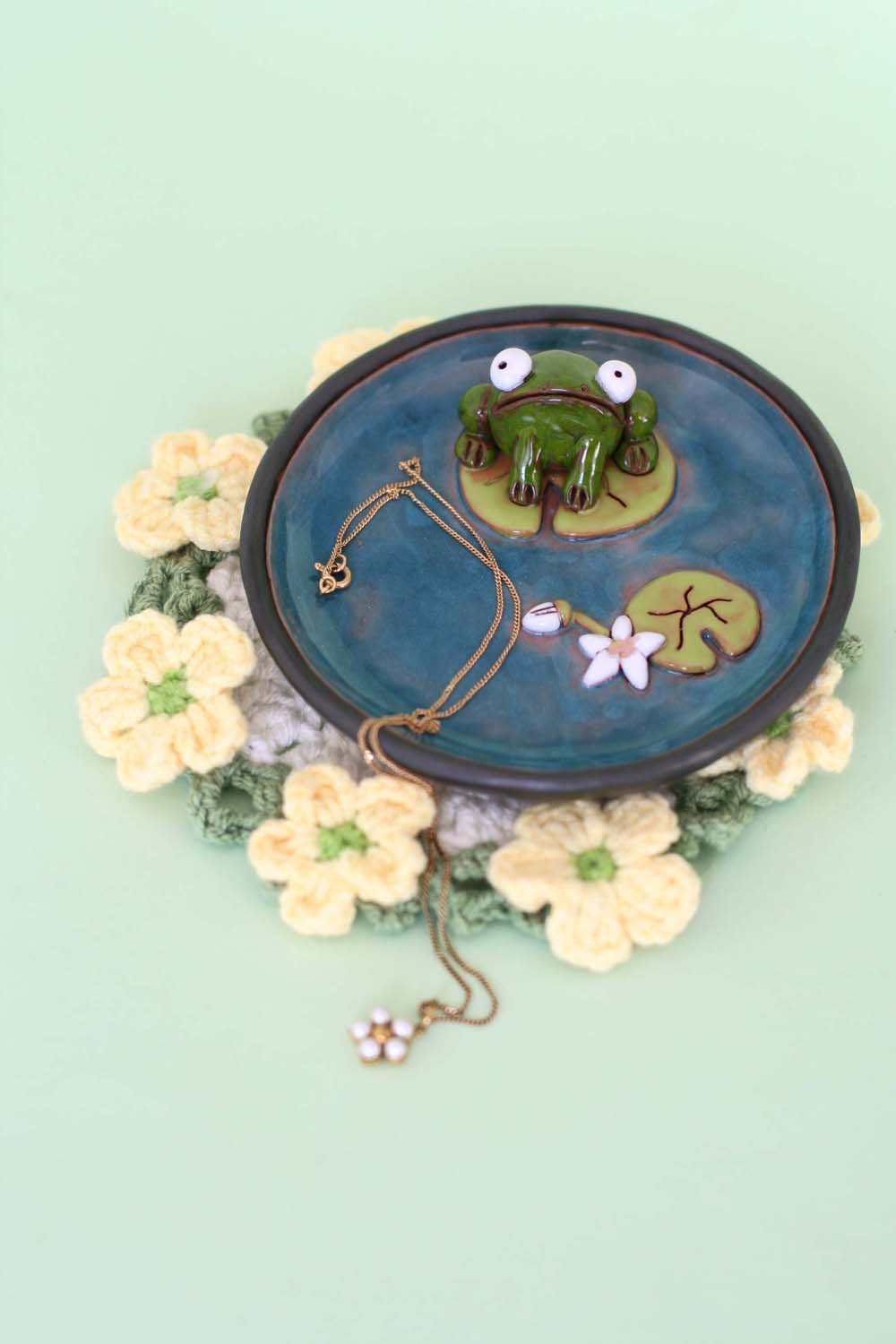 Small Plate with a Frog in a Pond and a Water Lily - Image 2