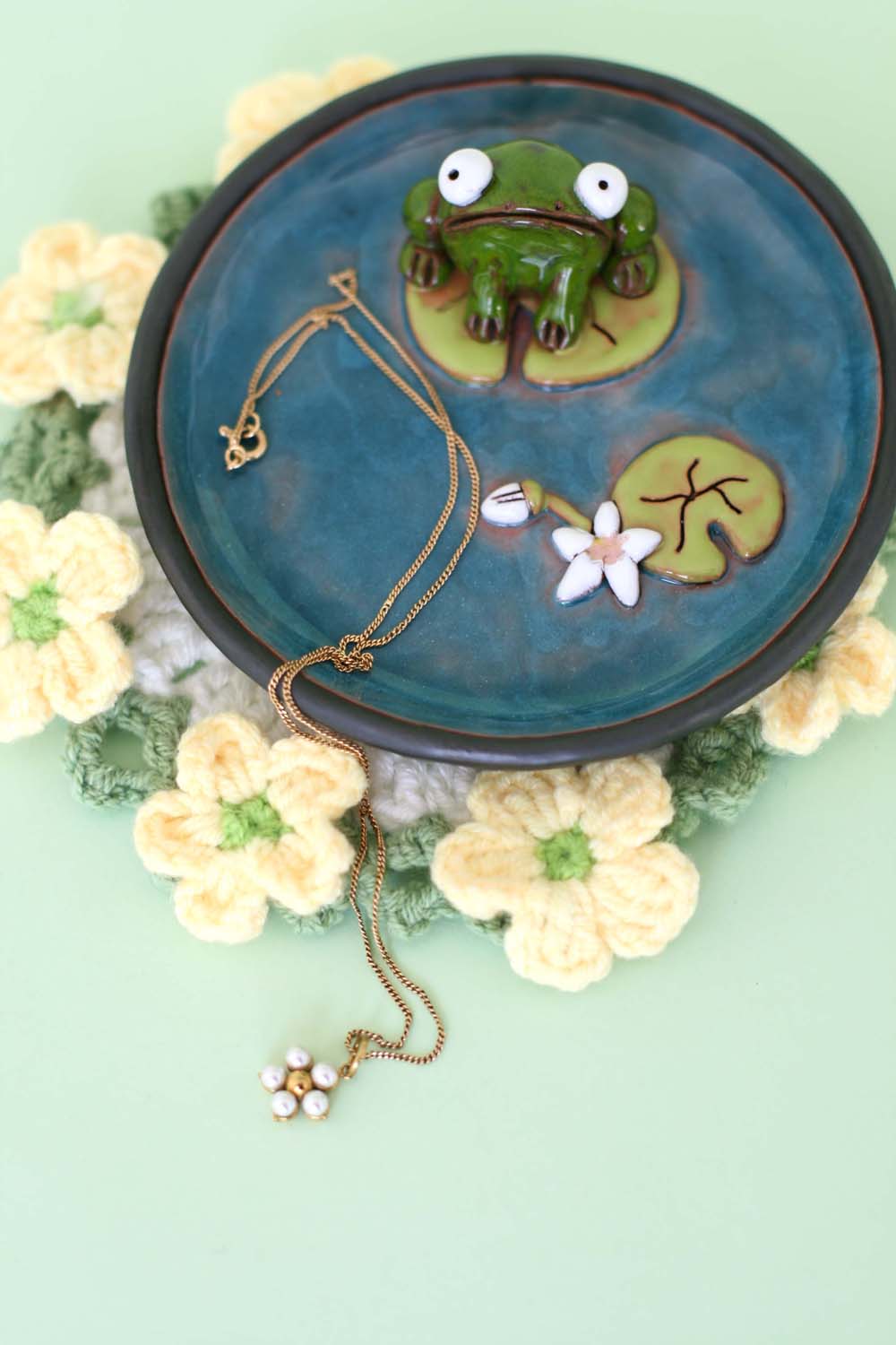 Small Plate with a Frog in a Pond and a Water Lily - Image 3
