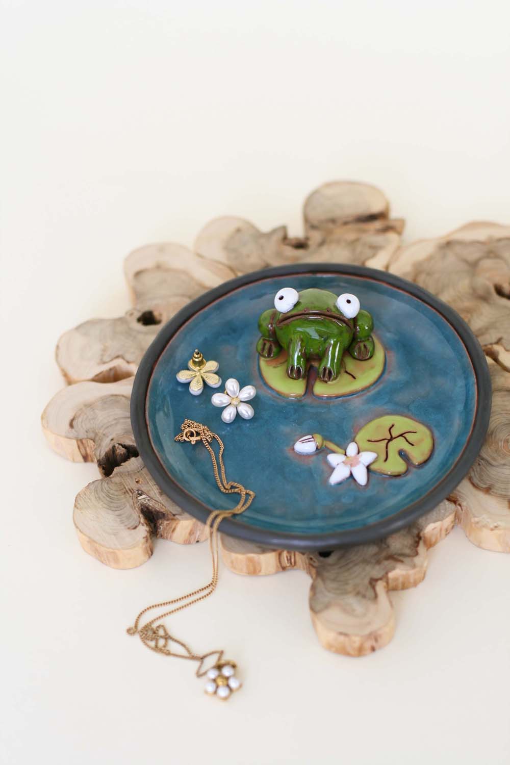Small Plate with a Frog in a Pond and a Water Lily - Image 5