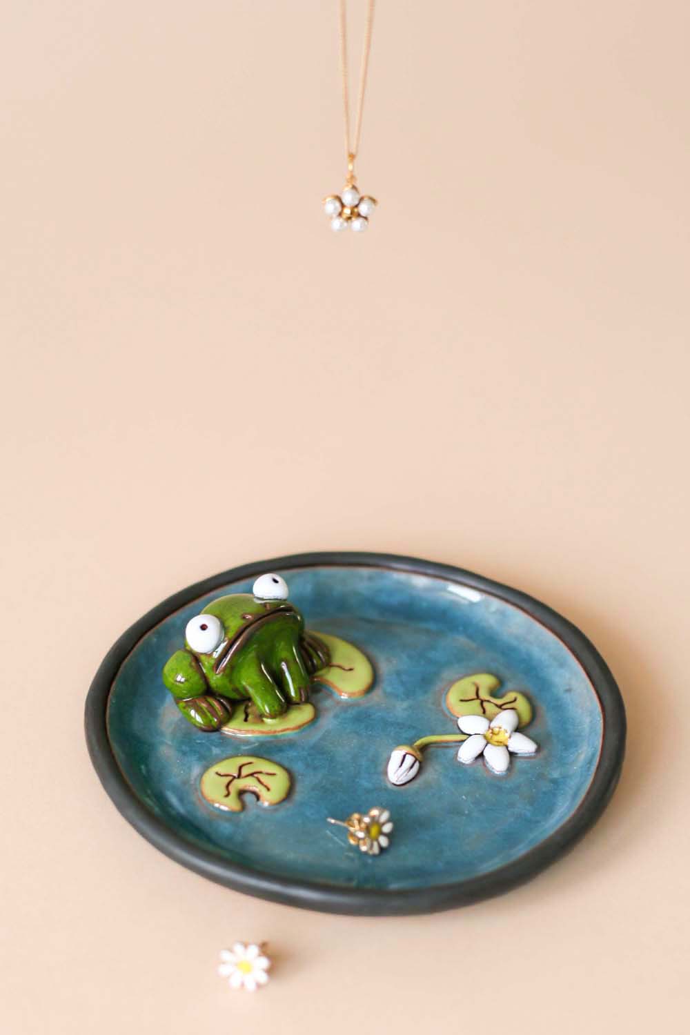 Small Plate with a Frog in a Pond and a Water Lily - Image 6