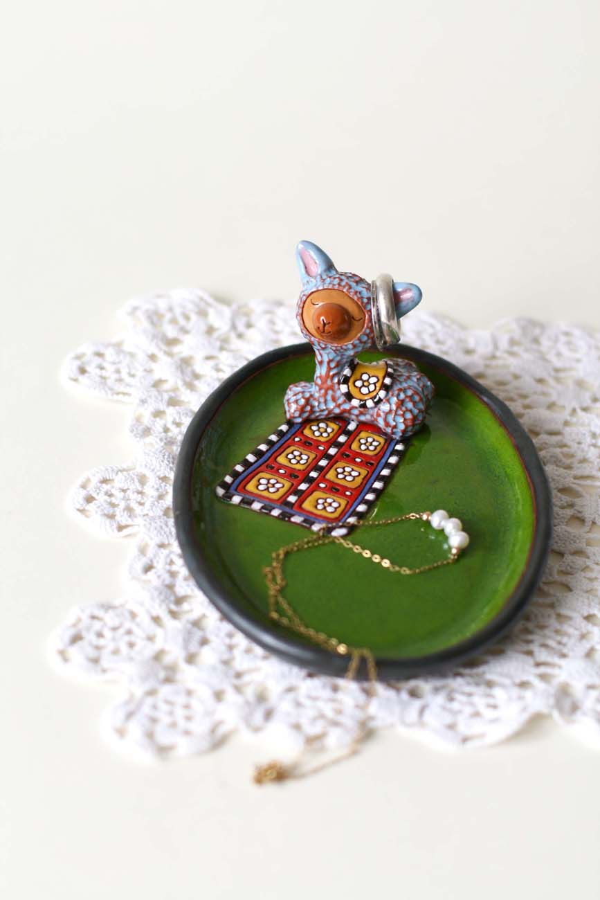 Small plate with a Llama on a Rug - Image 12