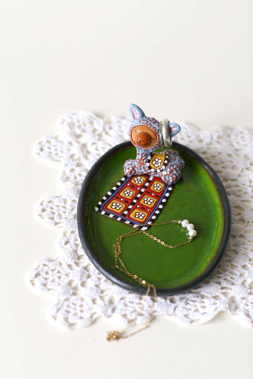 Small plate with a Llama on a Rug - Image 13