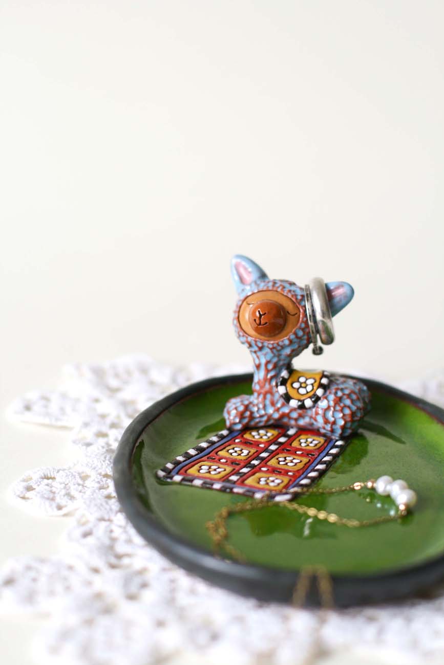 Small plate with a Llama on a Rug - Image 14